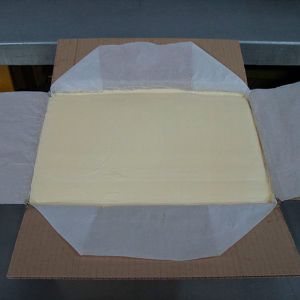 Спред растительно-жировой «Орловчанка» массовой долей общего жира 72,5 %
СТО 
Изготовитель: ООО «МОЛТОРГ»,
Масса нетто –  от 0.2 - 20 кг. Уп. Фольга/пергамент-монолит.
Состав продукта: заменитель молочного жира(масла растительные рафинированные дезодорированные                                                                                             (пальмовое, подсолнечное), эмульгатор моно- и диглицериды                                                                                    жирных кислот, соевый лецетин,  антиокислитель концентрат смеси токоферолов, краситель Е160а), молоко сухое обезжиренное восстановленное, сахар, консервант Е202, ароматизатор идентичный натуральному «масло сливочное».
Пищевая ценность (содержание в 100г.):
Жир – 72,5 г(в т. ч. насыщенных жирных кислот – не более 35%,   трансизомеров жирных кислот – не более 2%)
Белки – 0,9 г.
Углеводы - 1,0г.
Энергетическая ценность – 660 ккал/2760кДж
Условия хранения при относительной влажности воздуха не более 80%:
– при температуре от + 5°С до минус 3ºС- 45 суток.
После вскрытия упаковки продукт хранить в холодильнике.
Дата производства и фасовки (число, месяц, год): 
указаны на упаковке.
