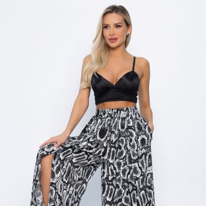 Брюки чёрные длиной в пол от бренда LT Collection — отличный выбор для создания стильного и удобного образа. Выполнены из шелковой ткани &#34;Прада&#34; с принтом &#34;змея&#34;. Модель оснащена удобными боковыми карманами. Эластичная резинка по талии обеспечивает комфортную посадку. Высокие разрезы по всей передней части добавляют динамичности и изящества, раскрываясь при каждом шаге. Эти брюки идеально подойдут как для повседневного образа, так и для особых случаев.