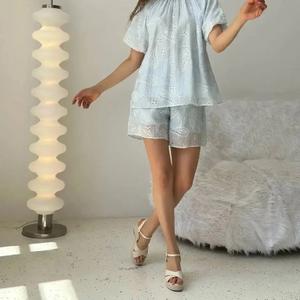 Костюм — это безусловный must-have для каждой женщины, стремящейся сочетать комфорт и стиль. Этот комплект состоит из удлинённой свободной футболки с короткими рукавами и шорт, что делает его идеальным выбором для летних дней и активного отдыха.