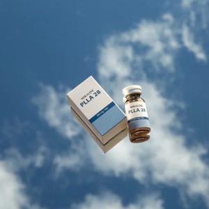 MiraLine PLLA 28- улучшая качество кожи, улучшаем качество жизни .
Имплантат для инъекционной коррекции морщин и восполнения объёма.

Состав
Поли-L-молочная кислота (PLLA) 150 мг (действующее вещество),
Натрия карбоксиметилцеллюлоза 50 мг (суспензирующий агент
для равномерного распределения частиц по всему объему)
Спецификации
Размер частиц: 25-50 мкм
Курс процедур: 3-4 процедуры с интервалом в 4-6 недель
Рекомендации после процедуры: массаж области введения в течение 5 минут, 5 раз в
день, в течение 5 дней
Дополнительная коррекция: на основании осмотра врача не ранее, чем через 4
недели после первой процедуры
Длительность эффекта: 18 ~ 24 месяца
Условия хранения: от 2 до 30°C