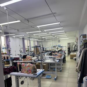Наше швейное производство — это полностью оборудованный цех с современными промышленными машинками, аккуратными рабочими местами и постоянным контролем качествА