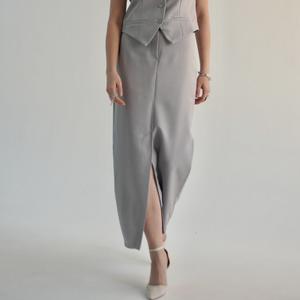 Костюмная ткань плотная, хорошо держит форму и не бликует на камере - идеально для офисных и капсульных коллекций. Жилет - тренд сезона, юбка миди подходит под деловую линейку.
Материал: костюмная ткань (премиум)
Размеры: 40-48
Доп. размеры - обсуждаются индивидуально.