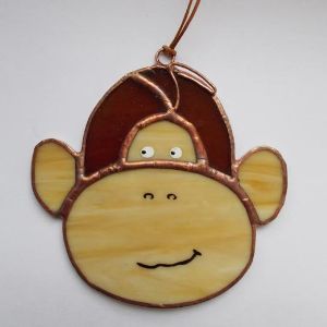 витражная игрушка Мартышка 3. Витражная подвеска &#34;Мартышка&#34;(голова) выполнена в технике Тиффани по авторскому эскизу. Изготовлена из витражного стекла, для оформления использовались витражные контуры. Высота без подвеса около 9 см. Цена: 900 руб