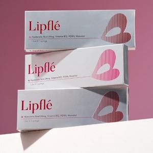 Lipflé — это филлер для губ на основе гиалуроновой кислоты. В его состав входят:

Сшитая гиалуроновая кислота 24 мг/мл — удерживает влагу, придаёт объём и увлажнённость.

Витамин B12 — придаёт губам естественный розовый оттенок и улучшает их вид.

PDRN — стимулирует регенерацию тканей, уменьшает воспаление и усиливает выработку коллагена.

Маннитол — оказывает антиоксидантное и увлажняющее действие, помогает разглаживать мелкие морщины.

👉 В результате Lipflé обеспечивает объём, увлажнение, регенерацию и лёгкий естественный цвет губ