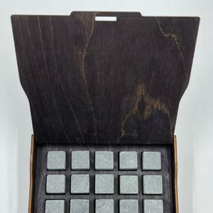 Камни для виски из стеатита — натуральные каменные кубики, используемые для охлаждения напитков без разбавления водой. Они сохраняют температуру дольше обычного льда, не влияют на вкус и аромат, многоразовые, экологичные и стильные. Идеальны для ценителей виски и премиум-сервиса в ресторанах и дома.