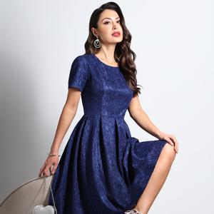 Праздничное платье тёмно-синего цвета от бренда SelenaSonata. станет настоящим украшением вашего гардероба. Модель с пышной юбкой и короткими рукавами выполнена из жаккарда с блеском, что придает ему нарядный и изысканный вид. Округлый вырез горловины и декоративное кружево добавляют образу женственности и утонченности. Платье подойдёт как для праздничных мероприятий, на свадьбу, на Новый год. Его свободный покрой обеспечивает комфорт и удобство в носке. Классическая форма платья подходит на любую фигуру и скроет все недостатки. Подойдёт на большие размеры. Пышная юбка позволит визуально уменьшить объём бёдер на 2 размера! Будьте привлекательны! Ремень из экокожи в комплект не входит, продается отдельно.