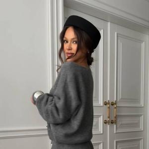 Двойка костюм (кардиган на завязках+юбка)
Из мягкой теплой пряжи 
Состав: вискоза 40%, пэ 20%, эластан 10%, акрил 30% 
Размеры: стандарт