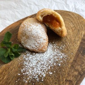Печенье &#34;радужное&#34;
Постное печенье с абрикосовой начинкой ,украшенное сахарной пудрой (1.5 кг ,30 сут)