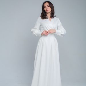 Платье макси на запах  , вытягивает силуэт,подчеркивает фигуру за счет вточного пояса .
Базовый цвет белый .
Цвета меняются по сезону .
