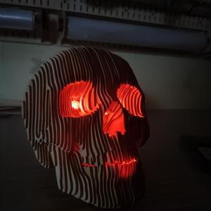 Скульптура из дерева череп с подсветкой