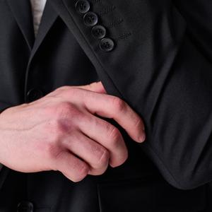 Zinto — это фабрика-производитель классических костюмов оптом. Мы предлагаем мужские двойки, тройки, отдельные пиджаки и брюки. Размерный ряд: от 46 до 64. Производство — Узбекистан. Принимаем заказы на любое количество. Надёжно, выгодно и стильно!