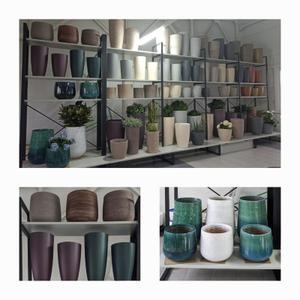 Интерьерные кашпо из керамики и бетона.

 Преимущества бетонных и керамических кашпо и вазонов ООО  КОМПОЗИТ по сравнению с изделиями из стеклопластика или полимербетона.

1. Конкурентоспособная цена. 
2. Современный, в том числе премиальный дизайн. 
3. Удобная, био и клиенто ориентированная комплектация ( наличие технических вставок, дренажных мембран и т д.)
4. Устойчивость и долговечность ( при условии соблюдения правил обращения и эксплуатации изделий ). 
5. Экологичность натурального бетона, отсутствие вредных испарений мономеров.
6. Промышленный способ и большой опыт производства, возможность быстрого выполнения больших заказов, постоянное наличие товарных остатков и полуфабриката изделий на складе. 

Синергетический эффект и положительное влияние продаж интерьерных кашпо ООО КОМПОЗИТ совместно с предметами мебели.

1. Рост размера среднего чека.
2. Повышения в глазах посетителей уровня позиционирования мебельного салона, включающего в свой ассортимент интерьерные вазоны и кашпо.
3. Салон, продающий интерьерные вазоны, выделяется из общей массы заведений мебельного ритейла. Он запоминается, мотивирует и вдохновляет посетителей.
4. ООО КОМПОЗИТ предлагает своим партнерам на взаимовыгодных условиях торговое оборудование для продажи интерьерных изделий и кашпо.