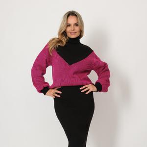 Женский трикотажный костюм состоит из жакета и юбки. Жакет выполнен жаккардовым переплетением, образующим  рисунок-ёлочку. К глубокому V-образному вырезу пришита манишка-стойка, вывязанная "лапшой". Объемные рукава со спущенным плечом, манжеты вывязаны переплетением-резинка. Длина джемпера 63см, юбки-75см.	
Состав: 10% Шерсть, 70% Пан, 20% Эластан
Размерный ряд: 48-58