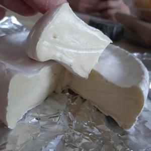 Сыр по французской технологии КАМАМБЕР изготовлен из настоящего цельного  молока, без всяких заменителей молочного жира.