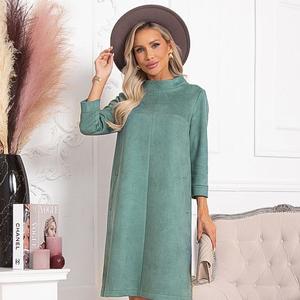 Платье из экозамши с карманами от бренда Avili. Модель А-силуэта, по переду декоративные линии с отстрочкой. Воротник стойка. Стильный вариант на каждый день.