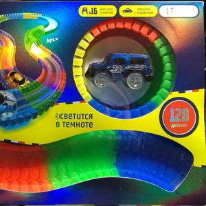Игровой набор «Трек», линейка «Flex track» от Maxi Car.  Очень яркий и презентабельный набор в качестве подарка ребенку.
В наборе: машинка, мерцающая разными цветами, светящийся флуоресцентный трек (128 деталей), арка с туннелем. Длина трассы 1,7 метра. Трек собирается как конструктор, гнется и скручивается, что дает возможность собирать его в разных конфигурациях. Трассы соединяются с другими аналогичными наборами. Собирайте и фантазируйте!