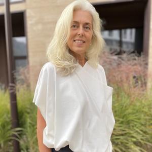 Блуза-жилет из плотного хлопка: Универсальность и стиль
Ключевые особенности:

· Премиальный материал: 100% плотный хлопок  гарантирует комфорт в течение всего дня, позволяет коже «дышать» и сохраняет свою форму.

. Три сдвоенных размера 44-46, 48-50, 52-54 дают возможность посадки на оба размера.

· Универсальный крой: Элегантный крой оверсайз создает модный силуэт, не скрадывая фигуру. Идеальная длина для ношения с брюками, юбками и джинсами.
· Два в одном: Благодаря безупречному крою и отсутствию рукавов, блуза легко трансформируется в элегантный жилет. Это решение для тех, кто ценит практичность и стиль.