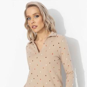 Поло с длинным рукавом в цвете латте от компании Charutti. Модель прямого кроя, выполнена из трикотажного полотна "Интерлок Карде" с принтом "горошек". Отложной воротник переходи в V-образный разрез. Идеальный выбор для Вашего повседневного гардероба.