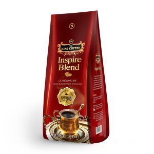 Молотый кофе &#34;KING COFFEE&#34; INSPIRE BLEND.
Оригинальный купаж Peaberry (Culi) зерен Арабики, Робусты, Эксцельзы и Катимора подарит непередаваемый аромат, чрезвычайно глубокий сбалансированный вкус и продолжительное бодрящее послевкусие.

Состав: кофе Арабика 40%, Робуста 30%, Эксцельза 15%, Катимор 14,8%. ароматизаторы (кофе, шоколад) 0,1%, соль 0,1%.
Помол: комбинированный. 
Обжарка: средняя, низкотемпературная.
Вес: 500 г