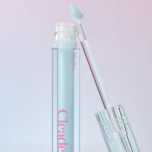 Cleaderm Низкомолекулярный Коллагеновый Тангл Лип Сыворотка (01 Милки Блю)
от компании Chong Kun Dang Health

Уникальная сыворотка для губ с низкомолекулярным коллагеном и увлажняющими ингредиентами, которая эффективно питает и увлажняет кожу губ.

Оттенок Милки Блю (Milky Blue) придаёт губам мягкий, естественный оттенок с лёгкой прохладной ноткой, создавая эффект свежести и ухоженности.

Средство быстро впитывается, не оставляя липкости, подходит для ежедневного применения и отлично сочетается с любой помадой или блеском.

Популярность Tangle Lip Serum также была обусловлена видеороликом в социальных сетях, сравнивающим его с продуктами известных зарубежных брендов, который стал горячей темой и собрал более 4 миллионов просмотров.