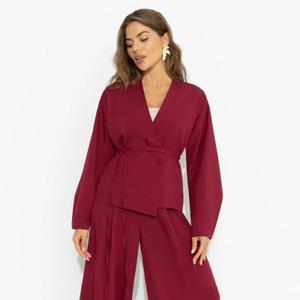 Костюм-двойка бордовый с брюками от компании Charutti, выполнен из костюмной ткани "туриан". Жакет подчёркивает талию, свободные брюки добавляют драматичной лёгкости. Твой естественный магнетизм, который врезается в память. В этом образе есть восточная глубина и скрытая сила: мягкость движений, взгляд с тайной.