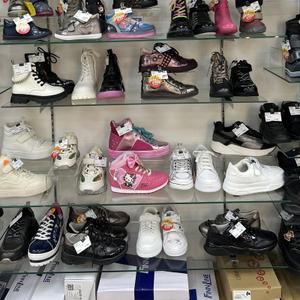 Предлагаем к закупке детский обувной ассортимент. В наличии около 900 пар детской обуви (ростовки от 18 до 36 размера) следующих брендов: Kapika, Kotofey, Kenka, Ulet, Shagovita, Zebra, Tomm, Biki, IndigoKids, LeopardKids. 
Ассортимент можно рассмотреть на нашем розничном сайте: 
Обращайтесь по телефону, можем направить подробное видео товара
 Леся