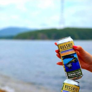 «RUSSKIY»
PREMIUM LAGER - держит свои позиции, так же как и Владивостокская крепость на Острове Русский.  Сбалансированный, светлый, фильтрованный. Правильно подобранные, высококачественные солода и хмель предают пиву «RUSSKIY» незабываемый тонкий цветочный вкус и солодовый аромат. А фильтрация на современном оборудовании обеспечивает блеск и игривость напитка в бокале.