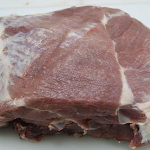Свиной окорок - часть туши домашней свиньи, прилегающей к поясничной и тазобедренной части. Отличается сочной и плотной мякотью, окруженной тонким слоем пленки и жира. Употребляется в пищу преимущественно в жареном и отварном виде, а после удаления костей - используется для приготовления вяленых мясных деликатесов.