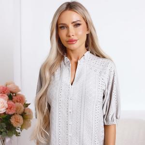 Блузка серая из ажурного трикотажа от бренда LT Collection станет идеальным дополнением вашего гардероба. Изготовленная из легкого и дышащего материала, она обладает элегантным дизайном с изящными вырезами, что придает ей утонченный и романтичный вид. Короткие рукава добавляют игривости, а пуговицы по всей длине создают классическую атмосферу. Блузка отлично сочетается как с брюками, так и с юбками, что делает её универсальным вариантом для повседневной носки или особых случаев.