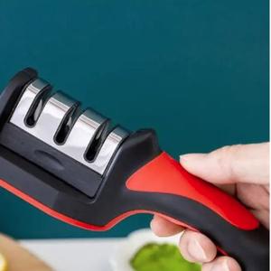Точилка для ножей настольная для кухни, универсальный станок для заточки, ножеточка ручная, точило, посуда для пикника. Ручная механическая точилка предназначена для заточки стальных универсальных столовых поварских овощных ножей, японских шеф-ножей, сантоку, кухонных топориков и набор кухонных ножей, охотничьих складных ножей, все виды рыбацкого ножа, раскладного туристического ножа бабочки.
Она имеет три слота для различной степени заточки, что позволяет быстро и эффективно точить ножи разных размеров и форм.

Точилка изготовлена из высококачественных материалов, что обеспечивает ее долговечность и надежность. Она легко и удобно ложится в руку и не скользит при использовании.

Благодаря трем слотам, вы можете выбрать оптимальный угол заточки для вашего ножа. Первый слот предназначен для грубой заточки, второй – для средней, а третий – для тонкой заточки.

Наша ручная точилка для ножей – это отличный выбор для тех, кто хочет иметь острые и качественные ножи в своем доме. Ее компактный размер и легкий вес позволяют хранить ее в любом месте, а три слота обеспечивают универсальность и удобство использования.

Точилка не предназначена для заточки ножниц, керамических ножей и ножей с зазубренным лезвием.