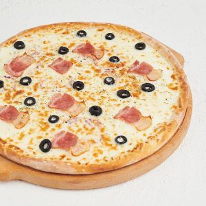 Пицца Сливочная Карбонара  (Соус сливочный, лук красный, сыр моцарелла, бекон,
маслины)