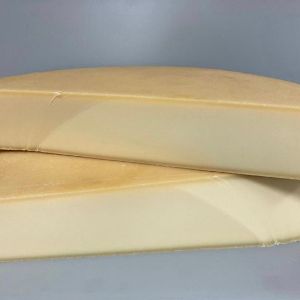 Сыр твёрдый &#34;ТюльерДю&#34;  т.м. &#34;ENDORF&#34; (Тула), выдержка 5-8 мес.   Изготовлен на закваске 2-х сыров - Грюйер и Маасдам.
Цена: 1098 р/кг