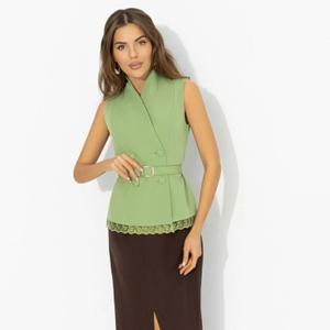 Костюм-двойка с юбкой от компании Charutti, выполнен из костюмной ткани. Немного дерзости, немного лёгкости, щепотка флирта. Свежий зелёный будто освежает мысли, глубокий шоколад добавляет уверенности – и весь образ выглядит естественно и живо. Ты не стараешься быть эффектной, ты просто такая и есть. Контраст оттенков здесь работает как главный стилист: светлый верх освежает лицо, тёмная юбка собирает силуэт. Акцент на талии делает образ собранным, а разрез добавляет движения и лёгкой игривости. Стиль, который легко вырисовывается – он просто витает в воздухе.