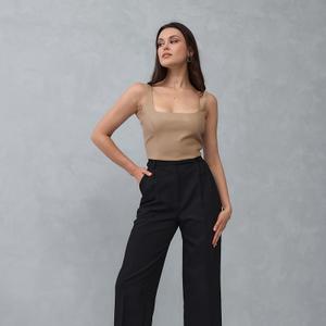 Брюки женские из черной костюмной ткани (полиэстер 59%, вискоза 37%, эластан 4%). Застегиваются на молнию и потайные крючки. Карманы в боковых швах. Заутюженные стрелки передних и задних половинок брюк- удлиняют силуэт фигуры. Размерный ряд (XXL, XL, S, M, L)