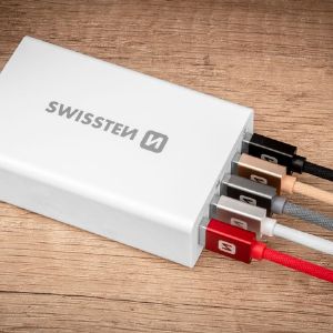 Вместе с автомобильными зарядными устройствами, зарядные устройства в дорогу,  были первыми продуктами в портфолио Swissten. Теперь, вы можете найти в нашем предложении, несколько разных моделей зарядных устройст,в с двумя уровнями производительности. Независимо от типа вашего мобильного телефона, зарядные устройства Swissten оснащены разъемом microUSB, разъемом для молнии, а также портом USB.