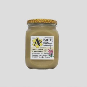 🥧 О ВКУСЕ:

Алтайский цветочный мёд  с кипреем со спокойным терпким ароматом, приятного бежевого оттенка. Прислушиваясь к  медовому аромату, ощущается теплый запах гречихи, в созвучии с кипреем, васильком, осотом и пустырником. Уникальность данного аромата, заложена в выдержанной сладости и терпкости натурального алтайского мёда.  

Вкус цветочного мёда с кипреем характеризует сдержанная сладость. Алтайские пчелы удачно сбалансировали чрезмерную сладость кипрея (иван-чая) терпкостью гречихи и горчинкой пустырника. Растворяясь во рту, мёд превращается в мелкозерненные кристаллы, что подтверждает своё природное сибирское происхождение. Мёд, который подарит Вам силу сибирского здоровья.

Послевкусие: сладкое с нотками травянистой терпкости.

О консистенции: на февраль 2021 г. мёд кристаллизовался, структура  плотная, тягучая.

🍯 О МЁДЕ:

Цветочный мёд  с кипреем создан природой в 2020 г. в с. Косиха Косихинского района Алтайского края. Пасека расположена в лесостепи в 68 км от крупного города Барнаул.  Основным направлением экономической деятельности в районе является – сельское хозяйство.

Хозяин пасеки и автор мёда – пчеловод со стажем Тимофей Сергеевич Фирсов. Уникальное расположение пасеки, высокое плодородие чернозёма, разнообразие травянистого покрова, в совокупности с суровым климатом позволяют производить на пасеке исключительный и неповторимый мёд.     

  Основные медоносы: кипрей, гречиха, василек, осот и пустырник.

Безопасность мёда подтверждена Протоколом испытаний № 12343 от 07.12.20 г. исследован в Краевой ветеринарной лаборатории г. Барнаула.

Диастазное число – более 40 (45,4)  единиц Готе (при норме не менее 8 ед. Готе).

Массовая доля воды – 17 %.

Год сбора - 2020. Соответствует ГОСТу .