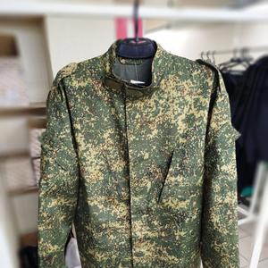 Костюм: брюки и куртка.