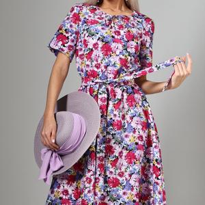 Платье летнее с цветочным принтом от бренда SelenaSonata. Модель полуприлегающего силуэта, выполнена из плательного полотна. Горловина оформлена тонким кантом, переходящим в завязку-шнурок над вырезом-капелькой. Короткие, втачные рукава. Талия отрезная на резинке, подчёркнута поясом из основной ткани. Прекрасный вариант для встречи с подругами.