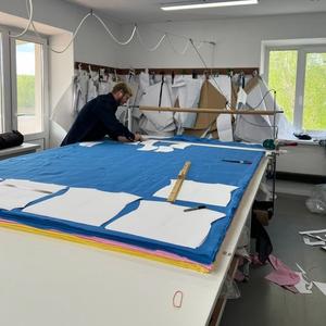 В нашем цехе работают профессионалы по раскрою тканей, обеспечивая точность и качество на каждом этапе производства