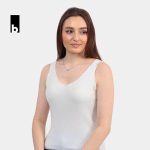 Вязаный топ белого цвета с устойчивой формой и фактурной вертикальной вязкой