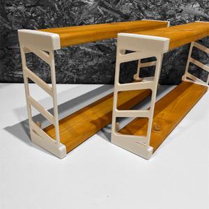 Цвет полки: махагон
Материал: дерево (хвоя)
Цвет поддержки: белый, черный
Материал: прочный пластик 
Размер:50х24х9,5