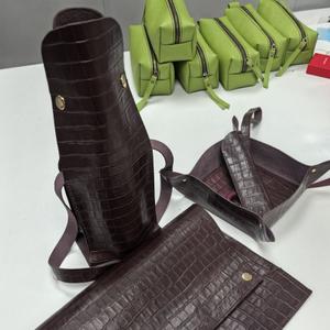 Кожаные аксессуары оптом для вашего бизнеса. Минимальный заказ — от 15 изделий

Корпоративные подарки: Статусные и запоминающиеся аксессуары с логотипом вашей компании для партнеров и сотрудников.
Производство изделий для брендов:
Разрабатывают и производят капсульные коллекции кожаных аксессуаров для fashion-брендов, бьюти-проектов и других компаний. Полный цикл — от идеи до готовой партии с вашим лейблом.

&#34;Ваш бренд, наше безупречное качество&#34;

Начните проект своей мечты уже сегодня!