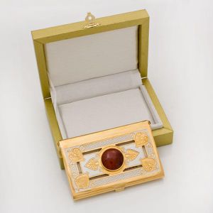 Визитница с камнем. Наибольшая длина изделия 93 мм.
Наибольшая ширина изделия 55 мм.
Материалы.
Медный сплав, покрытие золотом (5 мкм), никелем (10 мкм), использована яшма