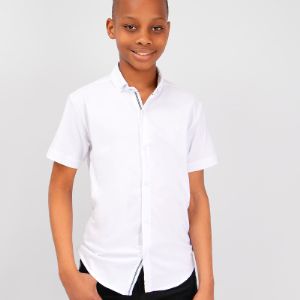 Классическая рубашка для мальчика Соль&amp;Перец прямого силуэта, на заклёпках.
Состав: 95% хлопок, 5% эластан. Длина рукава: длинный, короткий
Цвета: белый, голубой
р-р: 140-176