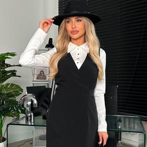 Сарафан чёрный в деловом стиле от компании Valentina. Модель полуприлегающего силуэта, выполнена из плательно-костюмной ткани. Широкие бретели. V-образная горловина переходящая в запах. По линии талии пояс-завязка. Низ ровный, без разрезов. Рекомендуемая стирка при t не более 30°.