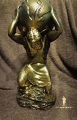 Статуэтка Атлант держит землю