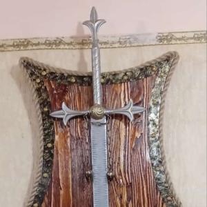 Меч металлический со щитом из дерева