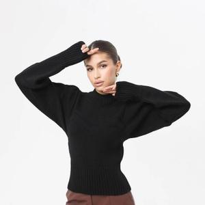 Свитер оверсайз вязаный представляет собой идеальный выбор для тех, кто ценит комфорт и стиль. Этот теплый свитер на осень изготовлен из высококачественных материалов с добавлением шерсти, обеспечивает не только тепло, но и долговечность. Базовый свитер позволяет комфортно одеваться, даже если вы предпочитаете более свободную одежду. Уникальный дизайн рукавов фонариками с ярко выраженным горлом придает образу оригинальность и индивидуальность. Этот приталенный свитер идеально подходит для повседневного ношения в холодное время года, также является уместным, как свитер для девочки в школу, так же и в офис для взрослой девушке, обеспечивая тепло и стиль в любых ситуациях.