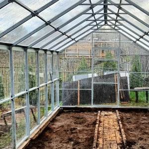 Каркас теплицы "Коттедж"  вид изнутри
Каркас из стальной оцинкованной профильной трубы размером 20х40 мм.
С шагом между дугами 0,65 метра или 1 метр.
Каждая дуга усилена ребром жёсткости с 11-ю продольными перемычками.
Данная теплица имеет надежное краб соединение, которое крепит перемычку к дуге в одну плоскость, что даёт полное прилегание поликарбоната ко всей конструкции каркаса, тем самым увеличивая срок службы.
2 двери, 2 форточки, евро ручки , 2 крючка, конек на всю длину, штатная система для подвязывания растений.
Полный комплект фурнитуры и кровельных саморезов для сборки теплицы.
Возможность увеличения теплицы на любую длину кратно 2-ум метрам (10,12,14 метров и т.д.)