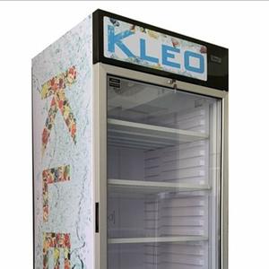 KLEO VS 810 С	"Вертикальное внутреннее LED освещение                     Бесшумная работа - 42 дб                                                                Система охлаждения–воздушная (Nofrost)                                Температурный режим: +2°С…+8°С                               Климатический класс:  Т                                                                                           Напряжение / Частота:  220-230V / 50Hz                                                                       Энергопотребление:  4,56 kW/24 часа                               Компрессор CUBIGEL (Испания)
Изоляционный материал: Пенополиуретан                     Хладагент (фреон) - R290a                                                    
Объем Нетто / Брутто   690 л / 718 л                                    Количество полок (стальная решетка) 5 шт "